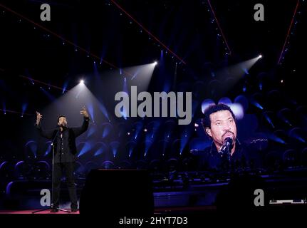 Lionel Richie si esibisce dal vivo per il concerto Symphonica in Rosso tenuto allo stadio Gelredome di Arnhem, nei Paesi Bassi. Foto Stock