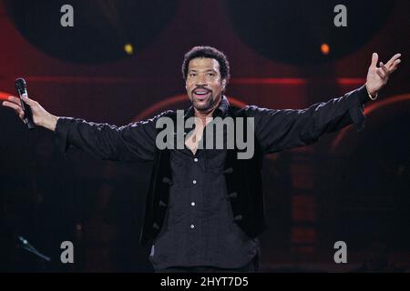 Lionel Richie si esibisce dal vivo per il concerto Symphonica in Rosso tenuto allo stadio Gelredome di Arnhem, nei Paesi Bassi. Foto Stock