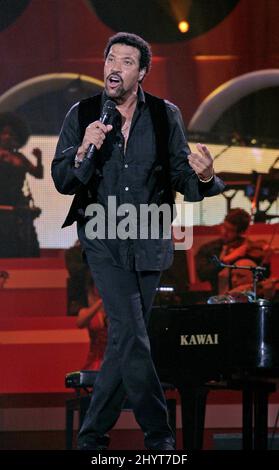 Lionel Richie si esibisce dal vivo per il concerto Symphonica in Rosso tenuto allo stadio Gelredome di Arnhem, nei Paesi Bassi. Foto Stock