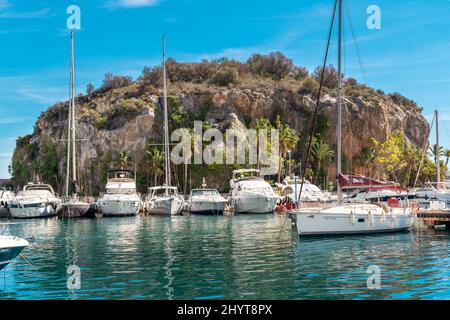 Vista sul bellissimo porto 'la Herradura'. Bella zona baia situata nella provincia di Granada. Yacht di lusso ormeggiati. Giornata invernale soleggiata. Immobiliare di lusso. Foto Stock