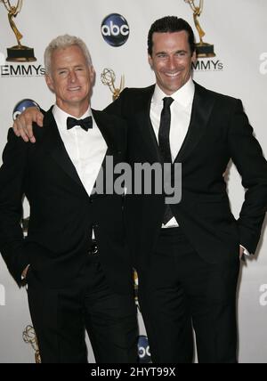 John Slattery e Jon Hamm nella sala stampa durante il Primetime Emmy Awards 60th, tenutosi al Nokia Theatre di Los Angeles Foto Stock