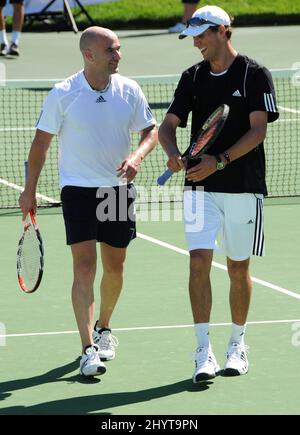 Andre Agassi e Mike Bryan allo Smash di tennis All-Star dei Bryan Brothers, allo Sherwood Country Club, Thousand Oaks, California. Foto Stock