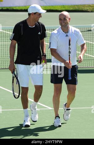 Andre Agassi e Mike Bryan allo Smash di tennis All-Star dei Bryan Brothers, allo Sherwood Country Club, Thousand Oaks, California. Foto Stock