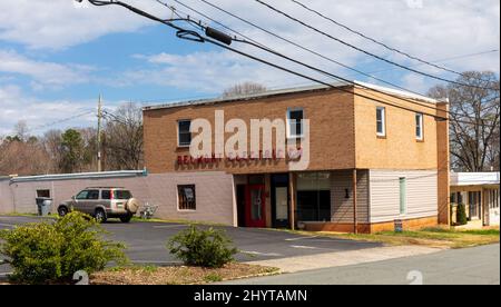 BELMONT, NC, USA-8 MARZO 2022: Belmont Electric Company, appena fuori Main in centro. Foto Stock