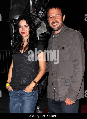 Courteney Cox Arquette e David Arquette arrivano al Fallout 3 Videogioco Launch Party, presso LA la Center Studios di Los Angeles. Foto Stock