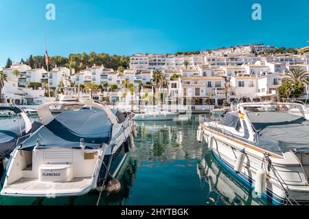 Vista sul bellissimo porto 'la Herradura'. Bella zona baia situata nella provincia di Granada. Yacht di lusso ormeggiati. Giornata invernale soleggiata. Immobiliare di lusso. Foto Stock