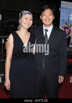 Ken Jeong e la moglie Tran arrivano per la prima di Role Models, a Westwood, Los Angeles. Foto Stock