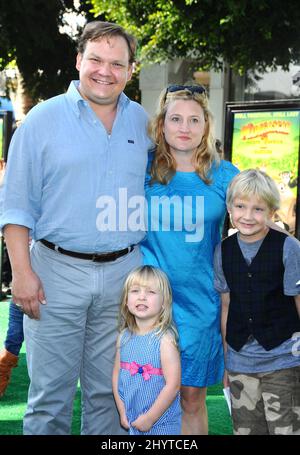 Andy Richter, la moglie Sarah e i bambini partecipano al 'Sadagascar: Escape 2 Africa' Los Angeles Premiere tenuto al Mann Village Theatre di Hollywood. Foto Stock