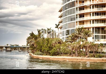 Boca Raton Inlet, edifici e vegetazione sopra l'acqua, Florida, Stati Uniti Foto Stock