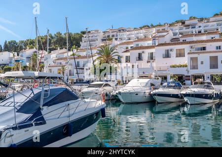 Vista sul bellissimo porto 'la Herradura'. Bella zona baia situata nella provincia di Granada. Yacht di lusso ormeggiati. Giornata invernale soleggiata. Immobiliare di lusso. Foto Stock