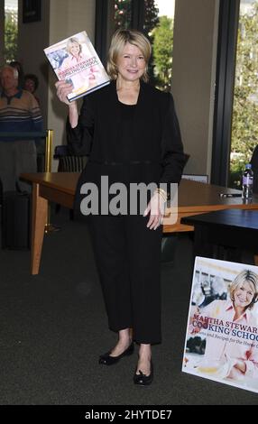 Martha Stewart ad un libro che firma per 'Martha Stewart's Cooking School: Lezioni e ricette per il cuoco domestico 'Libro che firma a Barnes & Noble Bookstore all'americana, Glendale. Foto Stock