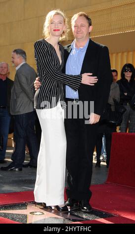 Cate Blanchett e il marito Andrew Upton sono onorati della 76th Star sulla Hollywood Walk of Fame di fronte al Teatro Egizio di Los Angeles. Foto Stock