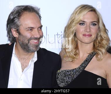 Sam Mendes e Kate Winslet partecipano alla prima "Revolutionary Road" che si tiene al Mann Village Theater di Westwood. Los Angeles. Foto Stock