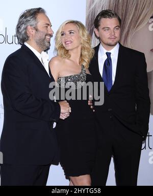 Sam Mendes, Kate Winslet e Leonardo DiCaprio partecipano alla prima "Revolutionary Road" tenutasi al Mann Village Theater di Westwood. Los Angeles. Foto Stock