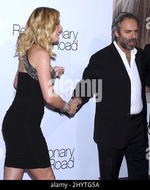 Sam Mendes e Kate Winslet partecipano alla prima "Revolutionary Road" che si tiene al Mann Village Theater di Westwood. Los Angeles. Foto Stock