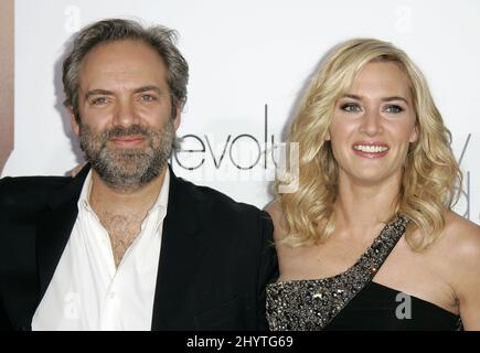 Sam Mendes e Kate Winslet partecipano alla prima "Revolutionary Road" che si tiene al Mann Village Theater di Westwood. Los Angeles. Foto Stock