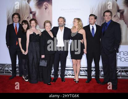 Michael Shannon, Zoe Kazan, Kathryn Hahn, Kathy Bates, Sam Mendes, Kate Winslet, Leonardo DiCaprio e David Harbour partecipano alla prima "Revolutionary Road" che si tiene al Mann Village Theatre di Westwood. Los Angeles. Foto Stock