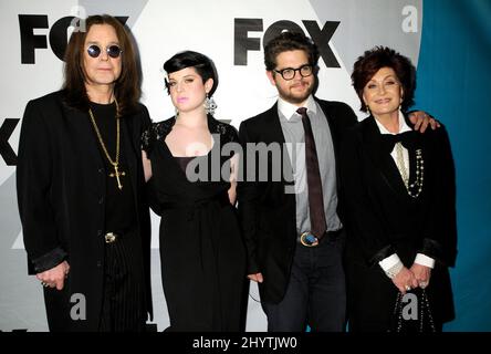 Ozzy Osbourne, Kelly Osbourne, Jack Osbourne e Sharon Osbourne arrivano al FOX Winter All-Star Party tenuto presso la My House di Hollywood, California. Foto Stock