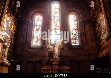 PARIGI, FRANCIA, 08.03.2022 Basilica Sacré-Coeur chiesa all'interno, incredibile luogo di bellezza a Parigi. Luce che cade molto bella Foto Stock