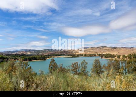 Il lago di Guadalhorce, situato nel sud della Spagna, vicino alla città di Ardales. Famosa destinazione turistica e partenza per il punto El Caminito del Rey Foto Stock