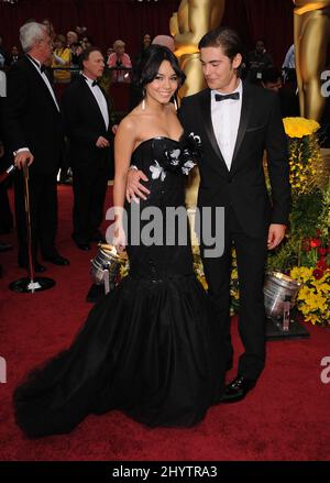 Vanessa Hudgens e Zac Efron partecipano ai premi annuali 81st dell'Accademia tenuti al Kodak Theatre di Los Angeles. Foto Stock