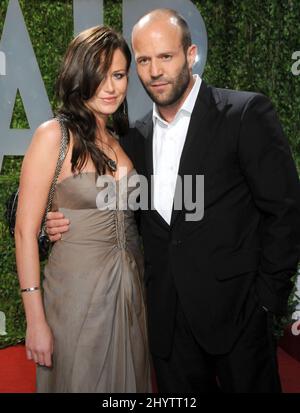 Jason Statham e ospite che partecipa al Vanity Fair Oscar Party 2009 tenuto presso il Sunset Tower Hotel di Los Angeles. Foto Stock