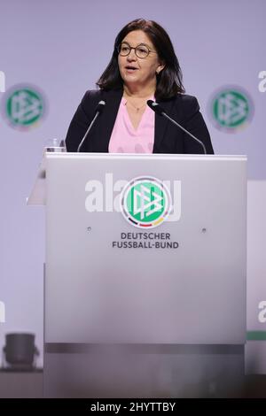 Heike ULLRICH, Segretario generale del DFB, durante il suo discorso al Bundestag del DFB Ordinario del 44th, il 11th marzo 2022 a Bonn/Germania. Foto: Simon Hofmann/Getty Images/Pool via FOTOAGENTUR SVEN SIMON, Foto Stock