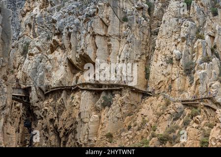 Vista panoramica della passerella El Caminito del Rey (il piccolo Sentiero del Re), imperniata lungo le ripide pareti di una stretta gola a El Chorro, vicino ad Ardales Foto Stock