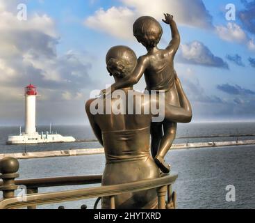 Monumento a moglie marinaio in porto di mare Odessa, Ucraina Foto Stock