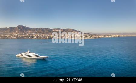 Vista aerea di Ocean Victory Yacht top ten Yacht più grande del mondo lusso stravaganza Lifestyle Costa del Sol Spagna Foto Stock