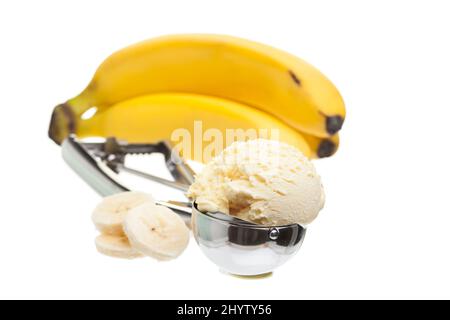 Una paletta di gelato alla banana con due banane sullo sfondo Foto Stock
