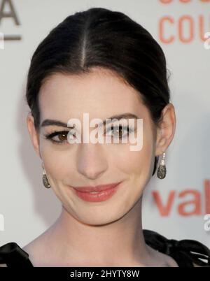 Anne Hathaway arriva per la prima di 'Valentino: L'ultimo imperatore', Los Angeles, USA. Foto Stock