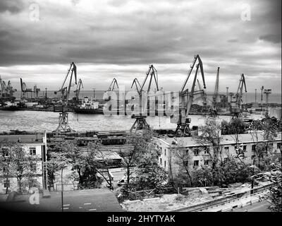 Una vista panoramica di un'alba sul porto di Odessa Foto Stock