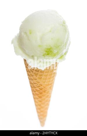 Una paletta di gelato al limone in un cono gelato isolato su sfondo bianco Foto Stock
