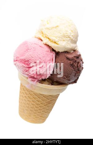 Un cono per gelato con tre diversi misurini di gelato Foto Stock