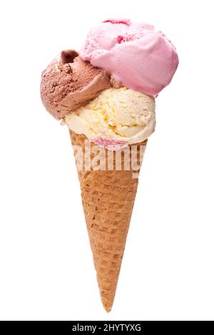 Un cono per gelato con tre diversi misurini di gelato Foto Stock