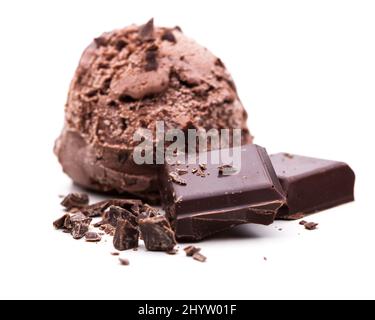 Gelato al cioccolato con cioccolato isolato su sfondo bianco Foto Stock