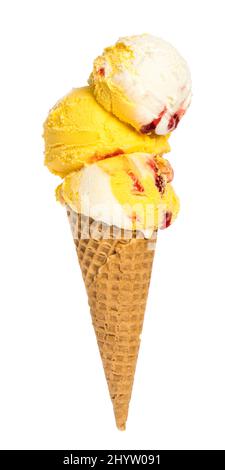 Cono gelato con tre cucchiai di gelato colorato Foto Stock
