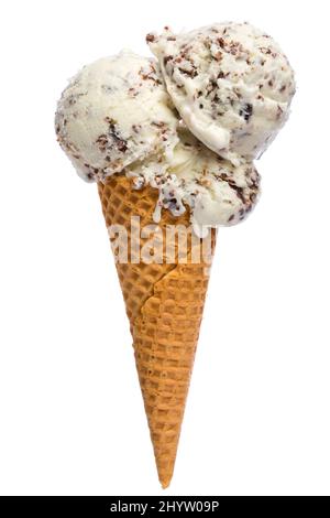 Cono gelato con tre cucchiai di gelato alla stracciatella Foto Stock