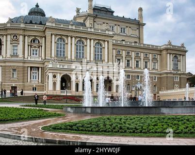 Teatro Nazionale Accademico di Odessa (la facciata barocca italiana del Teatro dell'Opera e del Balletto di Odessa), in Ucraina. Foto Stock