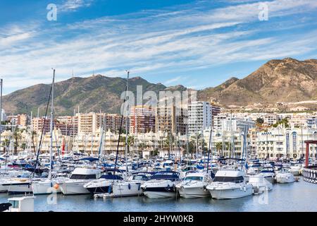 Prospettiva aerea della bella città andalusa Benalmadena. Situato nel sud della Spagna è una famosa destinazione turistica sulla Costa del Sol. Emerald wa Foto Stock