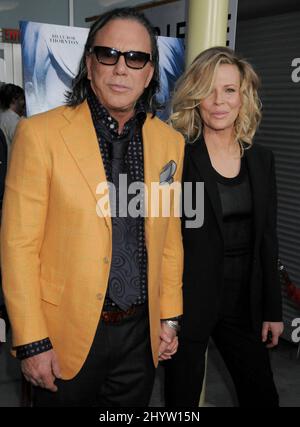 Mickey Rourke e Kim Basinger al 'The informers' Premiere tenuto presso l'ARCLIGHT Theatre di Hollywood, USA Foto Stock