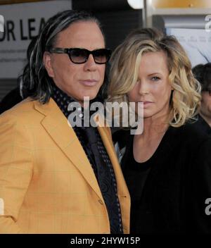 Mickey Rourke e Kim Basinger al 'The informers' Premiere tenuto presso l'ARCLIGHT Theatre di Hollywood, USA Foto Stock