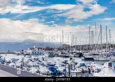 Prospettiva aerea della bella città andalusa Benalmadena. Situato nel sud della Spagna è una famosa destinazione turistica sulla Costa del Sol. Emerald wa Foto Stock