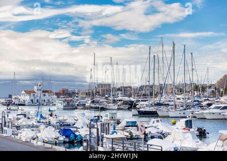 Prospettiva aerea della bella città andalusa Benalmadena. Situato nel sud della Spagna è una famosa destinazione turistica sulla Costa del Sol. Emerald wa Foto Stock