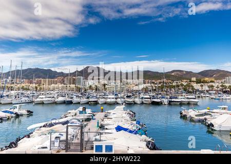 Prospettiva aerea della bella città andalusa Benalmadena. Situato nel sud della Spagna è una famosa destinazione turistica sulla Costa del Sol. Emerald wa Foto Stock