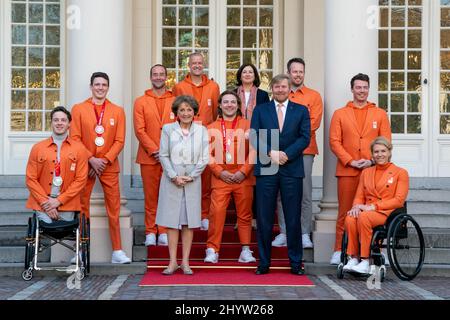 L'AIA, PAESI BASSI - MARZO 15: Il personale e la squadra paralimpica si presentano per una foto con il Ministro per la cura a lungo termine e lo sport dei Paesi Bassi Conny Helder, la principessa Margriet dei Paesi Bassi e il Re Willem-Alexander dei Paesi Bassi durante la cerimonia degli atleti Paralimpici a Paleis Noordeinde il 15 marzo, 2022 a l'Aia, Paesi Bassi (foto di Jeroen Meuwsen/BSR Ageny) NOCNSF Foto Stock