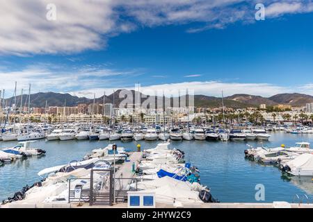 Prospettiva aerea della bella città andalusa Benalmadena. Situato nel sud della Spagna è una famosa destinazione turistica sulla Costa del Sol. Emerald wa Foto Stock