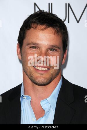 Dylan Bruno arriva all'episodio del 'Numb3rs' Party del 100th che si tiene presso la Sunset Tower di Hollywood, USA Foto Stock