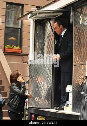 Mariska Hargitay e Chris Meloni durante le riprese per "Law & Order: Special Spaths Unit" nell'Upper Eastside di New York City. Foto Stock